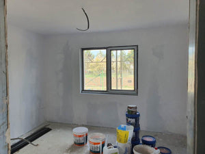 Maison en métal sur le chantier application d'un revêtement d'apprêt et de vinyle thumbnail