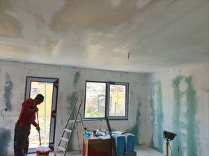 Maison en métal sur le chantier application d'un revêtement d'apprêt et de vinyle thumbnail