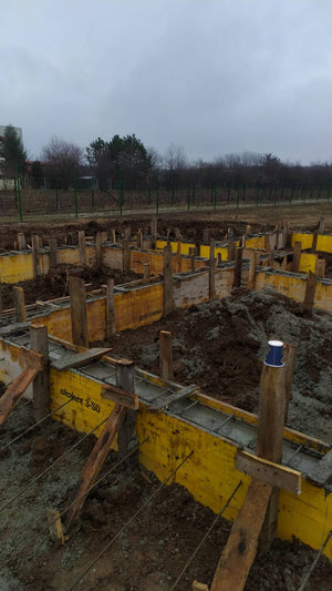 Maison en métal à Snagov de 162 mètres carrés, coffrage, renforcement et coulée des poutres de fondation thumbnail