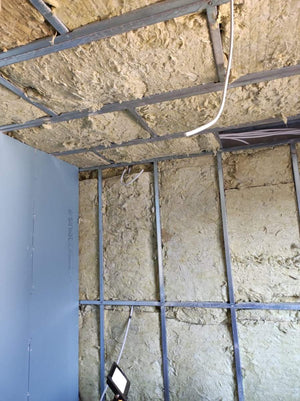Maison en métal remplissage des profilés des murs avec de la laine de roche thumbnail