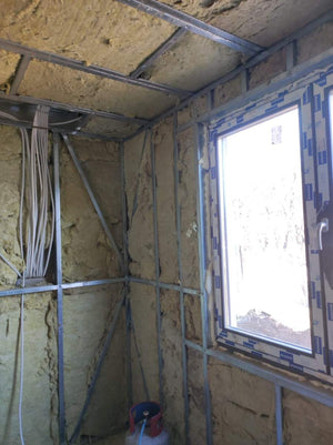 Maison en métal remplissage des profilés des murs avec de la laine de roche thumbnail