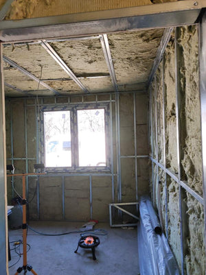 Maison en métal remplissage des profilés des murs avec de la laine de roche thumbnail