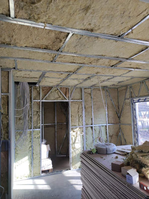 Maison en métal remplissage des profilés des murs avec de la laine de roche thumbnail