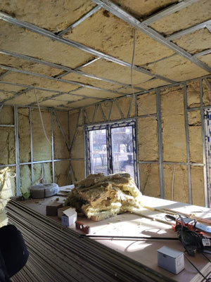 Maison en métal remplissage des profilés des murs avec de la laine de roche thumbnail