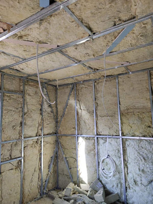 Maison en métal remplissage des profilés des murs avec de la laine de roche thumbnail