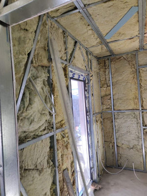 Maison en métal remplissage des profilés des murs avec de la laine de roche thumbnail