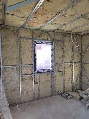 Maison en métal remplissage des profilés des murs avec de la laine de roche thumbnail