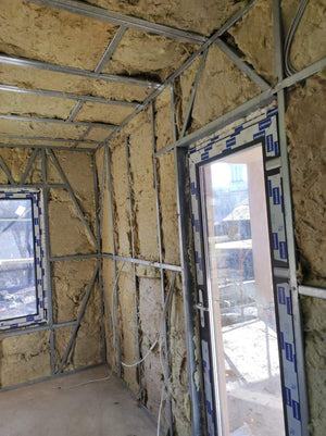 Maison en métal remplissage des profilés des murs avec de la laine de roche thumbnail
