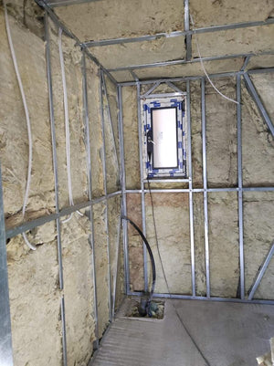 Maison en métal remplissage des profilés des murs avec de la laine de roche thumbnail