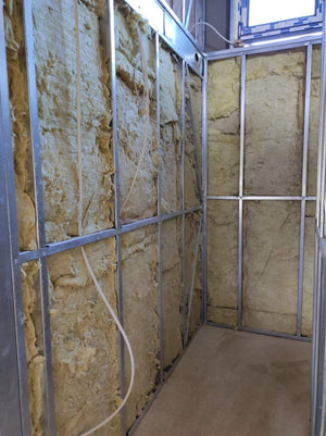 Maison en métal remplissage des profilés des murs avec de la laine de roche thumbnail