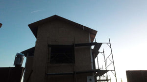 Maison modèle en construction au stade du système d'isolation thermique thumbnail