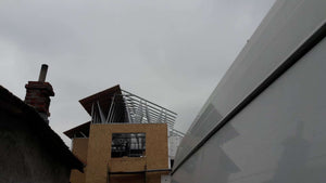 Maison modèle en construction au stade du système d'isolation thermique thumbnail