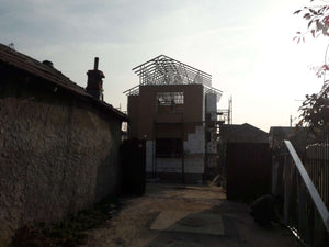 Maison modèle en construction au stade du système d'isolation thermique thumbnail