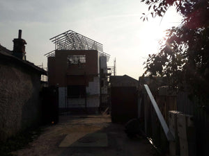 Maison modèle en construction au stade du système d'isolation thermique thumbnail