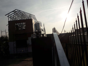 Maison modèle en construction au stade du système d'isolation thermique thumbnail