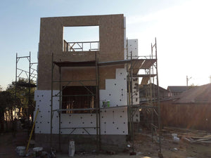 Maison modèle en construction au stade du système d'isolation thermique thumbnail