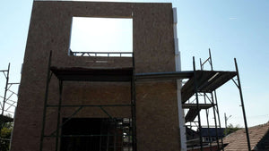 Maison modèle en construction au stade du système d'isolation thermique thumbnail