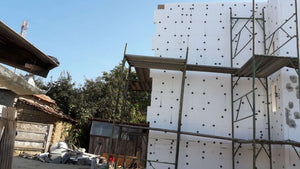Maison modèle en construction au stade du système d'isolation thermique thumbnail