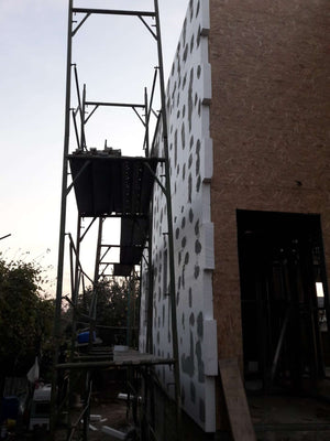 Maison modèle en construction au stade du système d'isolation thermique thumbnail