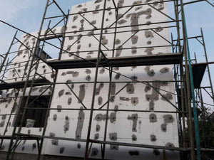 Maison modèle en construction au stade du système d'isolation thermique thumbnail