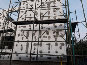 Maison modèle en construction au stade du système d'isolation thermique thumbnail