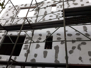 Maison modèle en construction au stade du système d'isolation thermique thumbnail