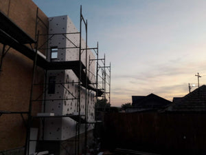 Maison modèle en construction au stade du système d'isolation thermique thumbnail
