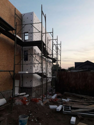 Maison modèle en construction au stade du système d'isolation thermique thumbnail