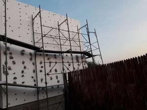 Maison modèle en construction au stade du système d'isolation thermique thumbnail