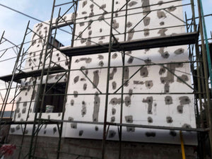 Maison modèle en construction au stade du système d'isolation thermique thumbnail