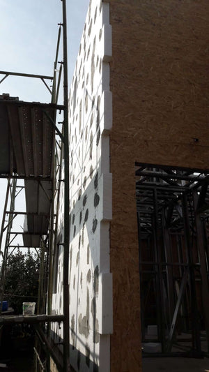 Maison modèle en construction au stade du système d'isolation thermique thumbnail