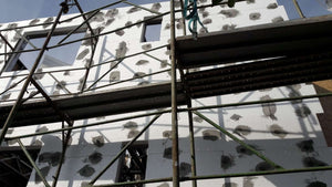 Maison modèle en construction au stade du système d'isolation thermique thumbnail