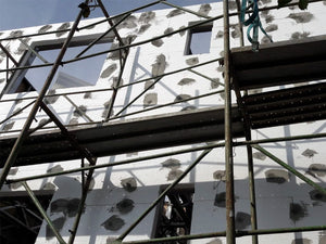 Maison modèle en construction au stade du système d'isolation thermique thumbnail