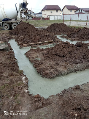 Maison sur une structure métallique avec rez-de-chaussée et étage, coulée de béton pour la semelle de fondation thumbnail