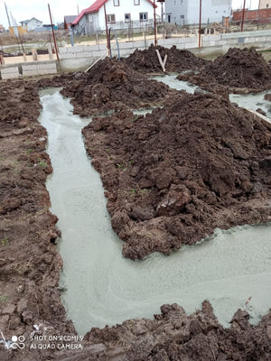 Maison sur une structure métallique avec rez-de-chaussée et étage, coulée de béton pour la semelle de fondation thumbnail
