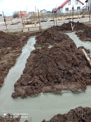 Maison sur une structure métallique avec rez-de-chaussée et étage, coulée de béton pour la semelle de fondation thumbnail