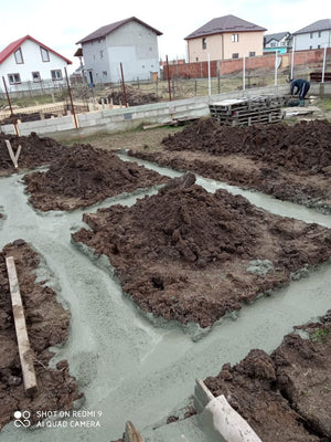 Maison sur une structure métallique avec rez-de-chaussée et étage, coulée de béton pour la semelle de fondation thumbnail