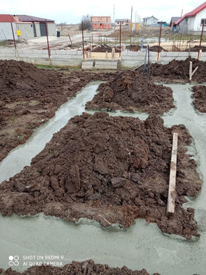 Maison sur une structure métallique avec rez-de-chaussée et étage, coulée de béton pour la semelle de fondation thumbnail