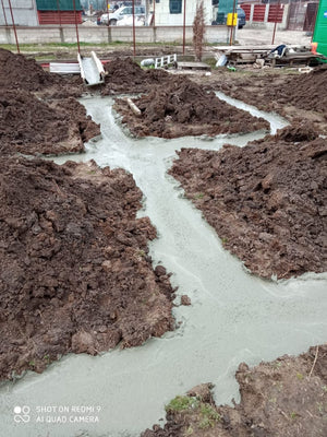 Maison sur une structure métallique avec rez-de-chaussée et étage, coulée de béton pour la semelle de fondation thumbnail