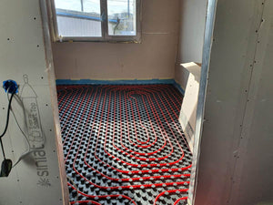 Maison sur un squelette métallique étape de montage du chauffage par le sol thumbnail