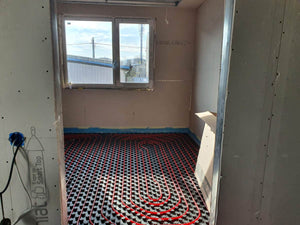 Maison sur un squelette métallique étape de montage du chauffage par le sol thumbnail