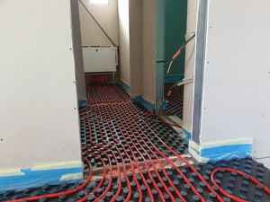 Maison sur un squelette métallique étape de montage du chauffage par le sol thumbnail