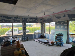 Ponçage des murs et des plafonds de la maison en métal de 320 mètres carrés à Snagov thumbnail