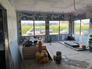 Ponçage des murs et des plafonds de la maison en métal de 320 mètres carrés à Snagov thumbnail