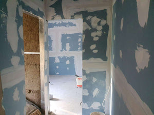 Ponçage des murs et des plafonds de la maison en métal de 320 mètres carrés à Snagov thumbnail