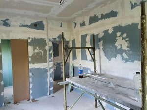 Ponçage des murs et des plafonds de la maison en métal de 320 mètres carrés à Snagov thumbnail