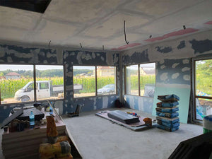 Ponçage des murs et des plafonds de la maison en métal de 320 mètres carrés à Snagov thumbnail