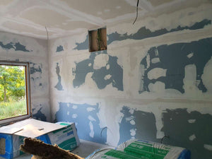 Ponçage, préparation et application d'une couche d'apprêt pour une maison métallique de plain-pied thumbnail