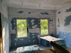 Ponçage des murs et des plafonds de la maison en métal de 320 mètres carrés à Snagov thumbnail