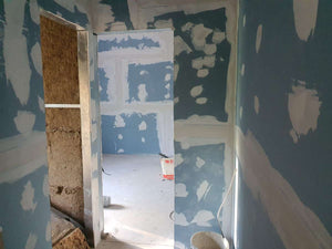 Ponçage des murs et des plafonds de la maison en métal de 320 mètres carrés à Snagov thumbnail